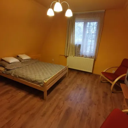 Elbujtat-lak Vendeghaz Gyoparosfuerdo 欧罗什哈佐