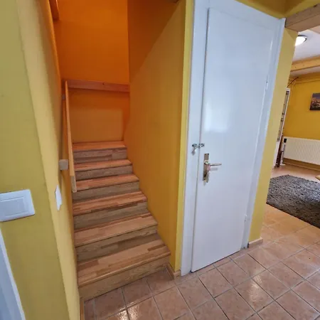 Elbujtat-lak Vendeghaz Gyoparosfuerdo Holiday home *